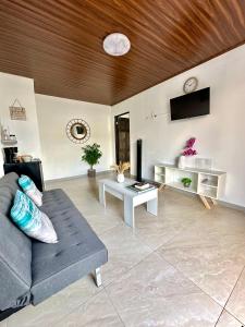 TV a/nebo společenská místnost v ubytování PURA VIDA AIRPORT STAY FREE SHUTTLe