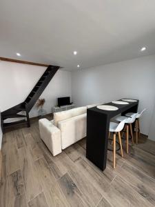 een woonkamer met een bank en een tafel bij Studio in Amblagnieu +3 foto's