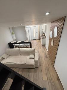 een woonkamer met een bank en een tafel bij Studio in Amblagnieu