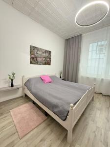 een slaapkamer met een bed met een roze handdoek erop bij Time Wohnung in Wuppertal