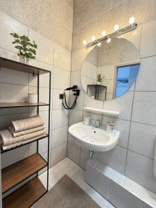 een badkamer met een wastafel en een spiegel bij Time Wohnung in Wuppertal