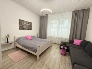 een slaapkamer met een bed en een bank bij Time Wohnung in Wuppertal