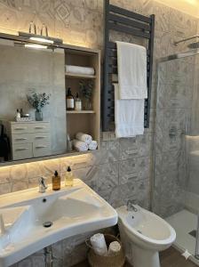 een badkamer met een wastafel, een toilet en een douche bij La casa di Marzapane in Spigno Saturnia +8 foto's