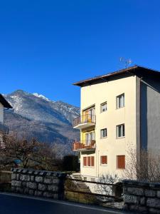 a building on the side of a road at FORTUNA ORO in montagna in Spormaggiore