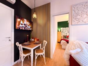 a small dining room with a table and chairs at FORTUNA ORO in montagna in Spormaggiore