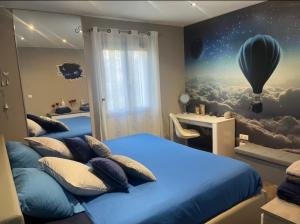 une chambre avec deux lits et une fresque de ballons dans l'établissement spa de nage et jacuzzi à Séverac d'Aveyron, à Sévérac d' Aveyron