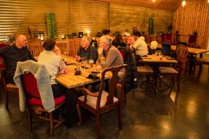eine Gruppe von Menschen, die an Tischen in einem Restaurant sitzen in der Unterkunft Helja Stay Glamping Domes in Hella + 62 Fotos