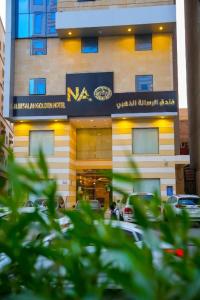 un bâtiment avec une enseigne sur le côté dans l'établissement فندق الرسالةالذهبي شارع ام القري, à Aş Şafā