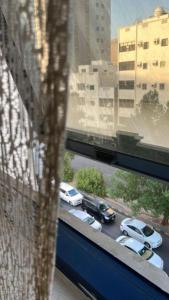 - une vue sur une rue de la ville avec des voitures dans l'établissement فندق الرسالةالذهبي شارع ام القري, à Aş Şafā 3 autres photos