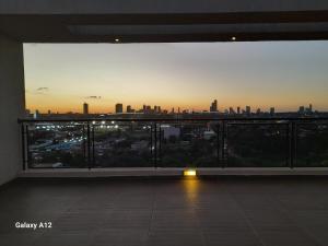 een balkon met uitzicht op de skyline van de stad bij Departamento con excelente ubicación in Luque