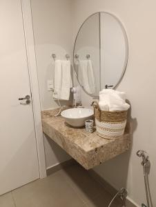 een badkamer met een wastafel en een spiegel bij Departamento con excelente ubicación in Luque