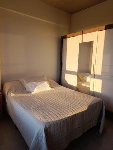 een slaapkamer met een bed en een spiegel bij Departamento con excelente ubicación in Luque +4 foto's