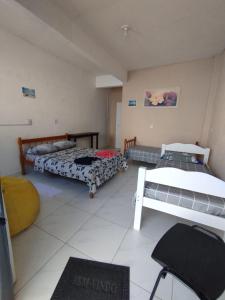 En eller flere senge i et værelse på Suíte Praia Saudade e Beto Carrero