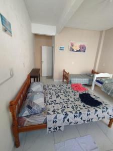 En eller flere senge i et værelse på Suíte Praia Saudade e Beto Carrero