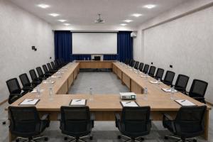 une grande salle de conférence avec une longue table et des chaises dans l'établissement Khatai Rest Hotel, à Baku 97 autres photos
