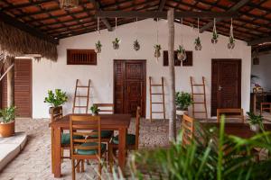 a dining room with a table and chairs at Kitenest in Itarema
