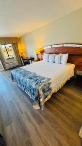 een slaapkamer met een groot bed met een houten hoofdeinde bij Hotel Monte Carlo in Kissimmee