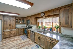 Køkken eller tekøkken på Libby Home with Mountain Views Gazebo and Fire Pit!