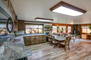 Køkken eller tekøkken på Libby Home with Mountain Views Gazebo and Fire Pit! + 20 billeder