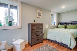 ein Schlafzimmer mit einem Bett, einer Kommode und einem Fenster in der Unterkunft 4 Blocks to Riverwalk Updated Astoria Studio in Tongue Point Village