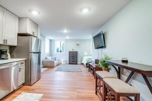 eine Küche mit Arbeitsplatte und Kühlschrank in der Unterkunft 4 Blocks to Riverwalk Updated Astoria Studio in Tongue Point Village