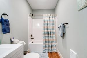 ein Bad mit einem Duschvorhang und einem WC in der Unterkunft 4 Blocks to Riverwalk Updated Astoria Studio in Tongue Point Village + 16 Fotos