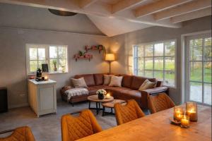 ein Wohnzimmer mit Sofa und Tisch in der Unterkunft B&B De Oase in Bergambacht