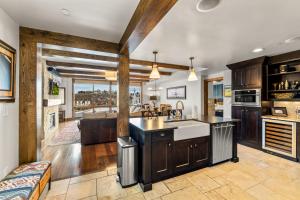 Køkken eller tekøkken på Edgemont 2305 - Luxury Ski-in Ski-out Condo