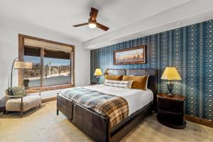 En eller flere senge i et værelse på Edgemont 2305 - Luxury Ski-in Ski-out Condo