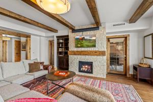 Et opholdsområde på Edgemont 2305 - Luxury Ski-in Ski-out Condo