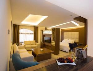 een hotelkamer met een bed en een tafel met een fruitschaal bij Opera Hotel in Tabarja +19 foto's