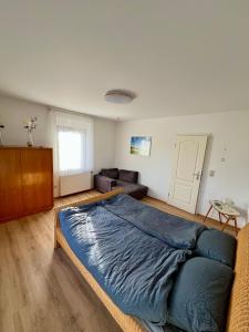 une chambre avec un grand lit et un canapé dans l'établissement Wohnung nahe dem Neandertal, à Mettmann