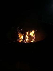 een vuur brandt in een oven bij Nest Haus in Ludwikowice Kłodzkie