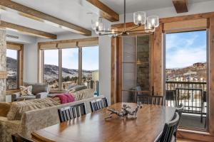 Et opholdsområde på Edgemont 2401 - Luxury Ski-in Ski-out Condo