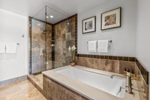 Et badeværelse på Edgemont 2401 - Luxury Ski-in Ski-out Condo + 25 billeder