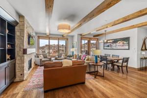 Et opholdsområde på Edgemont 2401 - Luxury Ski-in Ski-out Condo