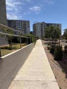 een stoep in een stad met gebouwen op de achtergrond bij Comodo y cercano a la playa in Coquimbo