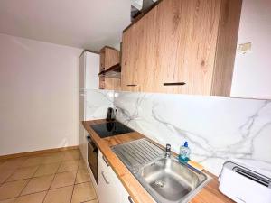 Køkken eller tekøkken på Cocon tout équipé avec jardin au centre-ville