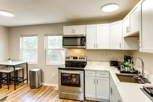 Køkken eller tekøkken på 6 Mi to Downtown Cincy Group-Friendly Townhome!