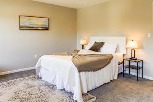 En eller flere senge i et værelse på 6 Mi to Downtown Cincy Group-Friendly Townhome!