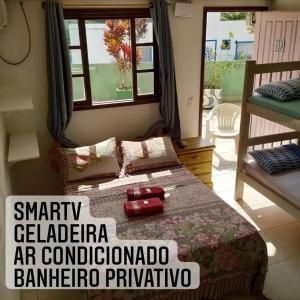 een slaapkamer met een bed en een raam bij Joaquina 433 - Pousada Floripa in Florianópolis