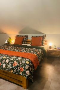 a bedroom with a bed with orange pillows at Nido Vela Appartement in Wesseling