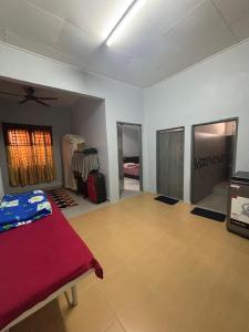 En eller flere senge i et værelse på aslam homestay 2 bedrooms