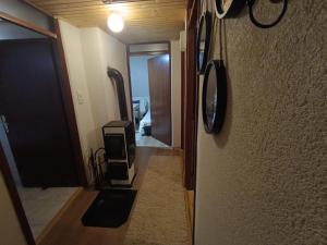 un corridoio con una camera con TV a parete di Vlasic Relax a Vlasic