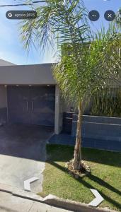 eine Palme vor einem Gebäude in der Unterkunft Quinta Altos del Prado in San Nicolás de los Arroyos