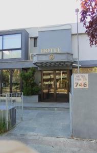 een hotelgebouw met een bord ervoor bij Hotel Thayer in Santiago