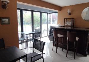 een restaurant met een bar met stoelen en tafels bij Hotel Thayer in Santiago +15 foto's