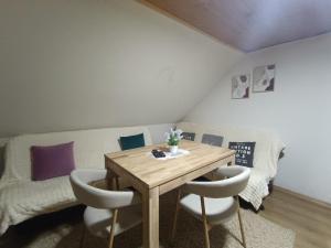 un tavolo da pranzo con 2 sedie e un divano di Vlasic Relax a Vlasic