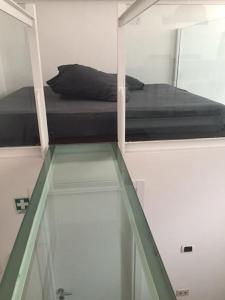 ein Schlafzimmer mit einem Bett und einem Glasboden in der Unterkunft Living in Mailand