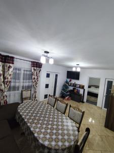 een woonkamer met een tafel en een kerstboom bij Acasă la Elias in Breb